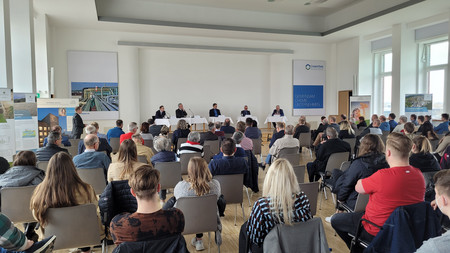 Podiumsdiskussion vor vollem Haus