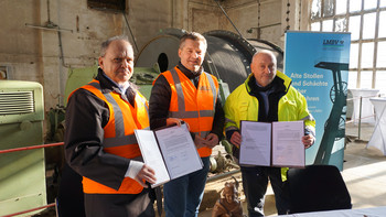 Herr Stadelmann und Herr Sablotny unterzeichnen im Beisein von Minister Schulze die neue Freistellungsvereinbarung