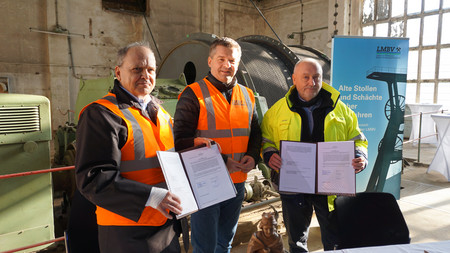 Herr Stadelmann und Herr Sablotny unterzeichnen im Beisein von Minister Schulze die neue Freistellungsvereinbarung