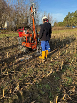 Entnahme Rammkernsonde zur Gewinnung von Bodenproben