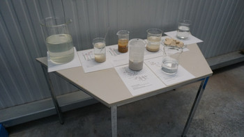 Präsentationstisch mit Wasserproben aus der Neutra-Anlage