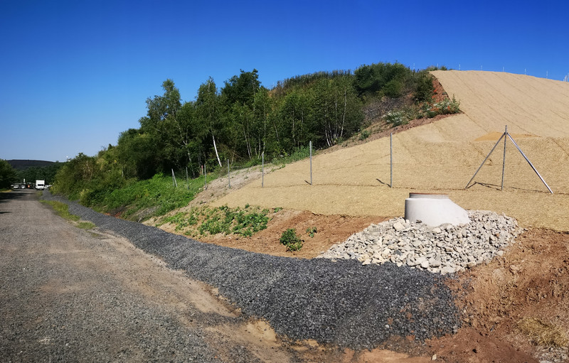 Drainage am Böschungsfuß der Kraftwerkshalde als Teil des Entwässerungssystems der ehemaligen Rohhütte Eisleben